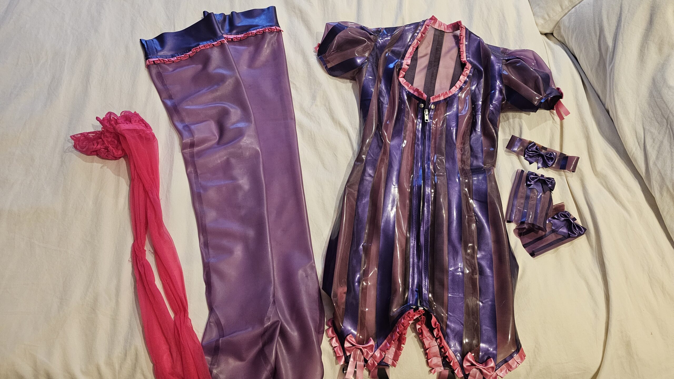 LATEX: Christmas 2011 - True Unique Memorabilia! - Image 8